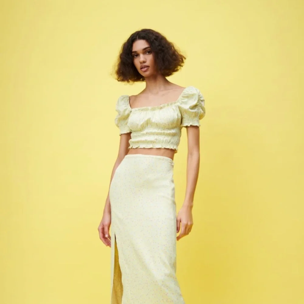 Zara Satin Effect Printed Top in Pastel Yellow (XS) - Picture 2 of 9